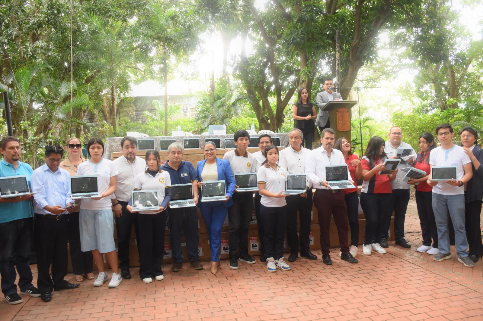 Imagen de noticia: Municipio completa la entrega de computadoras para estudiantes de 5to de secundaria de unidades educativas de convenio